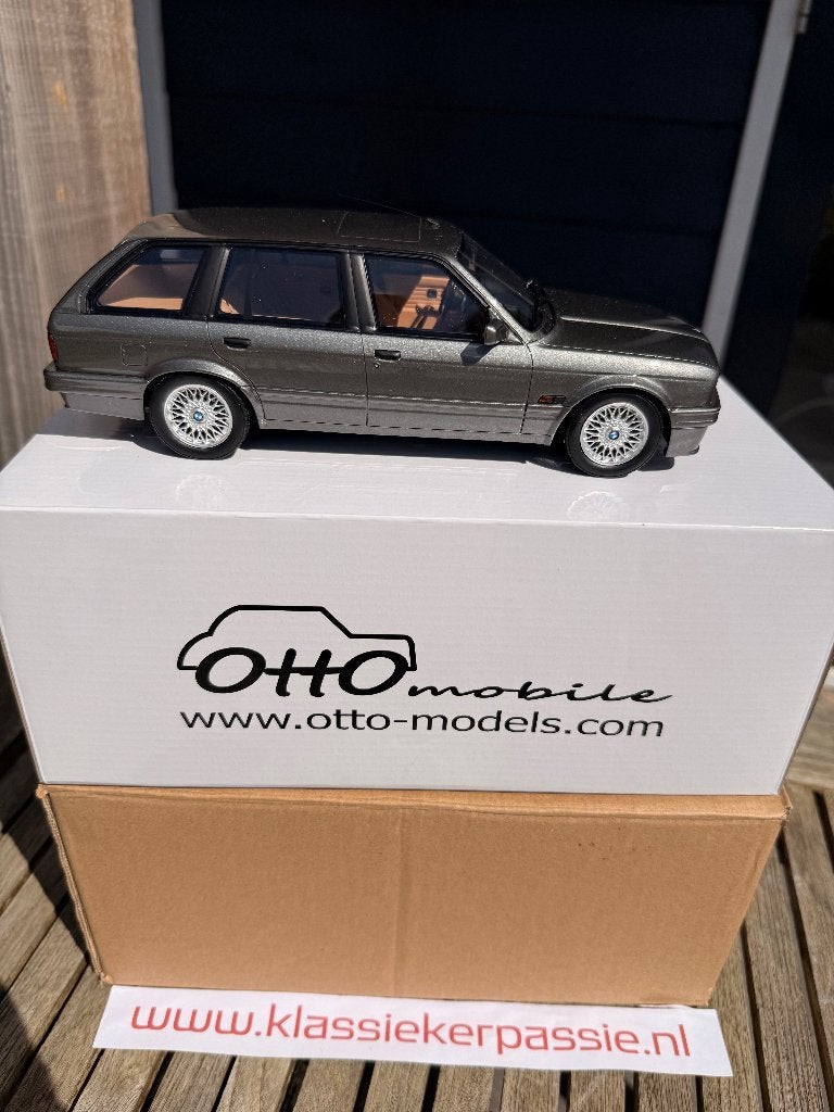 BMW E30 325i Touring - 1/18 OT929 incl. 200 pag boek, Hobby en Vrije tijd, Modelauto's | 1:18, OttOMobile, 2, RUE DE L’ÉCUSSON ZONE COMMERCIALE OXYGÈNE SUD 56120 JOSSELIN FRANCE
