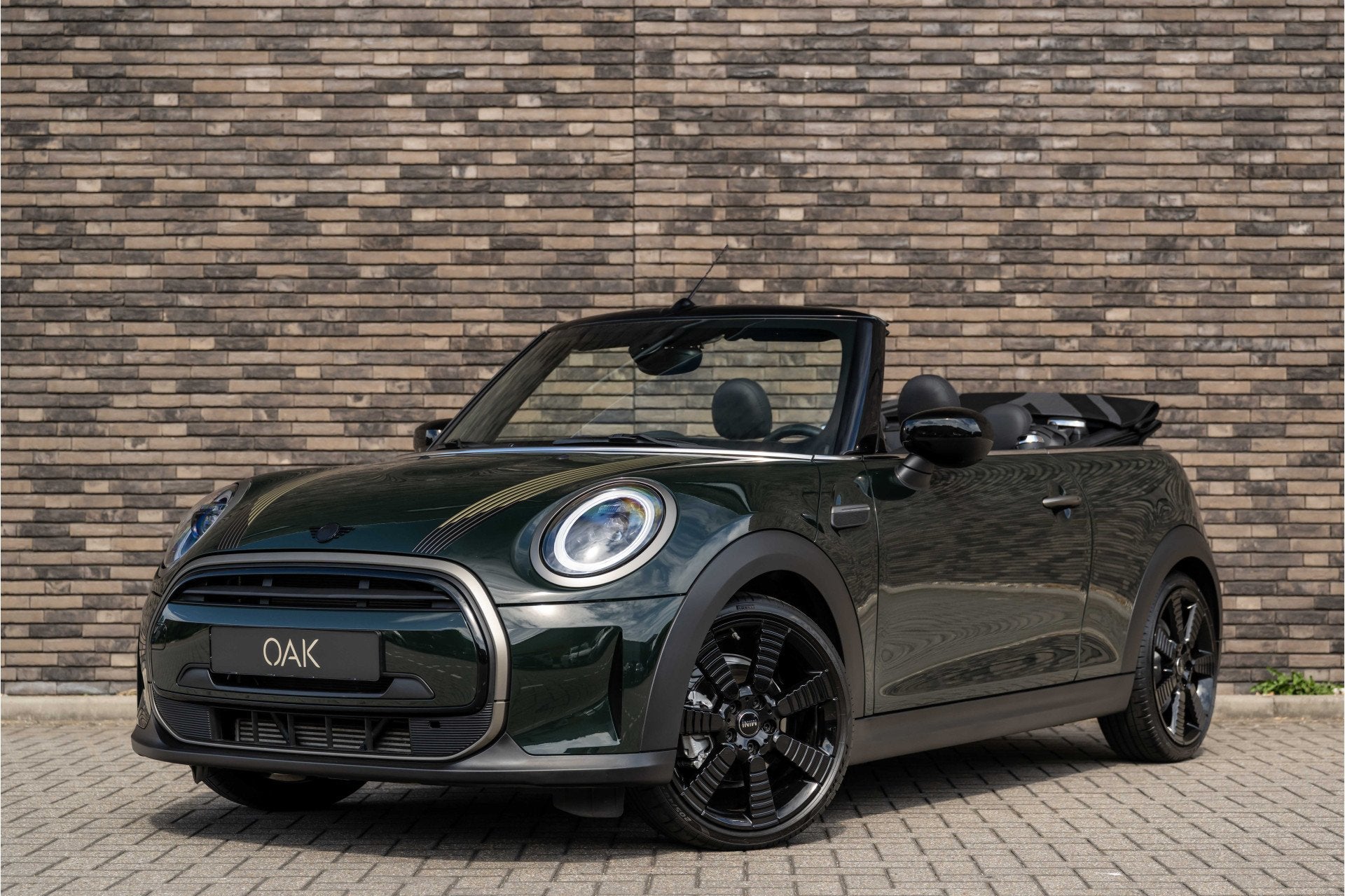 Foto 2 van MINI Cabrio 1.5 Cooper Aut. Resolute Edition | Navigatie | L