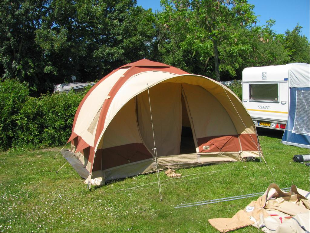 Wilderness Opblaastent Model 330 - Beige/Chocolade, Ophalen, Gebruikt, Tot en met 4