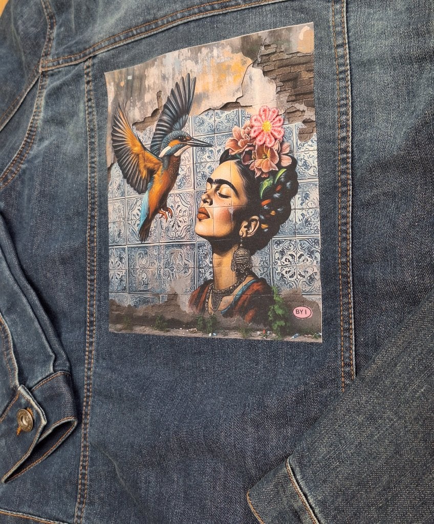 Frida Kahlo met ijsvogel dames spijkerjasje,  denim,, Kleding | Dames, Ophalen of Verzenden, Zo goed als nieuw, Maat 38/40 (M)