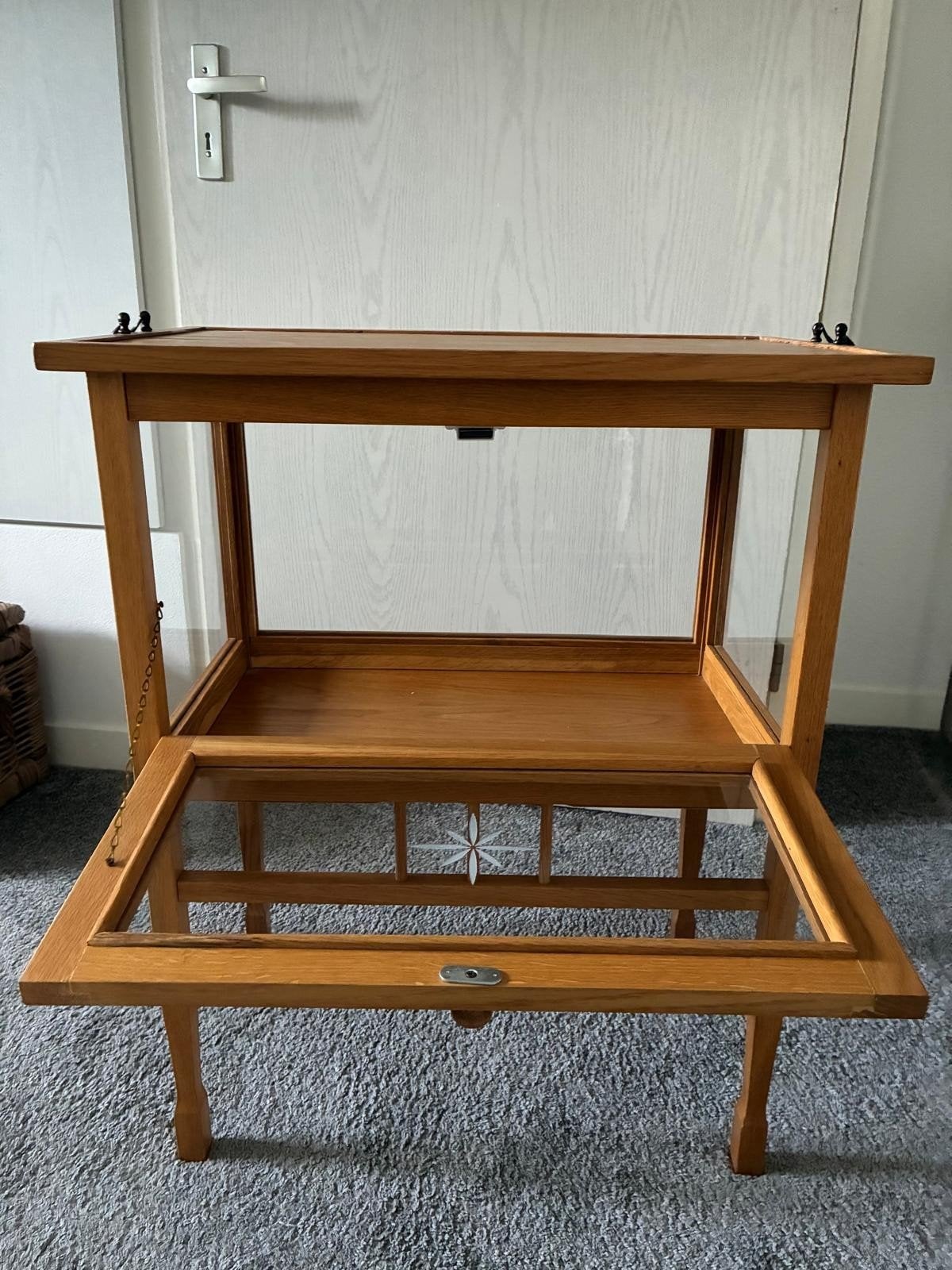 teetafel met vitrine/ vitrietafel, Ophalen, Zo goed als nieuw, 25 tot 50 cm, Rechthoekig