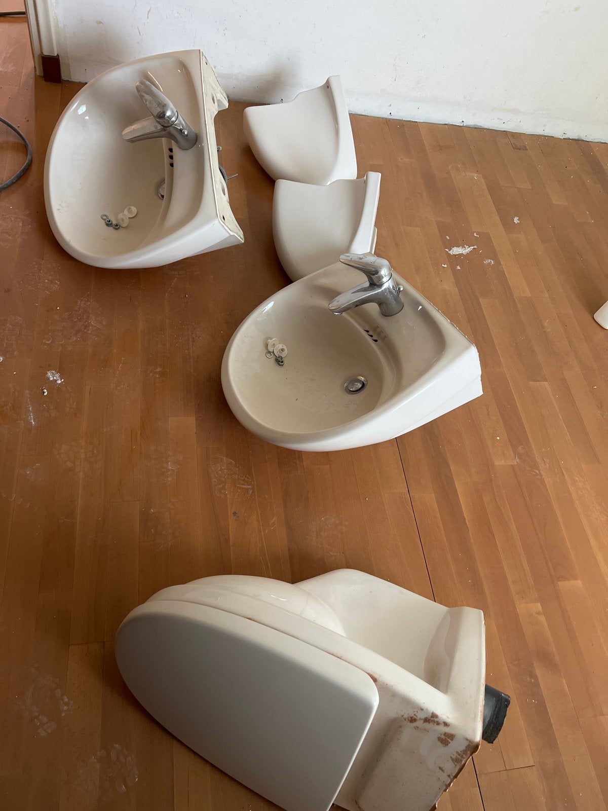 Gebruikte 2 wastafels en toiletpot villeroy & Boch, Doe-het-zelf en Verbouw, Ophalen, Gebruikt, Wastafel