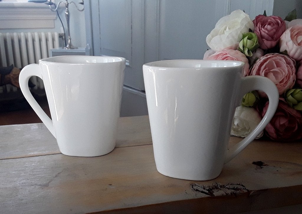 2 witte mokken - bekers - Xenos, Overige merken, Keramiek, Zo goed als nieuw, Modern