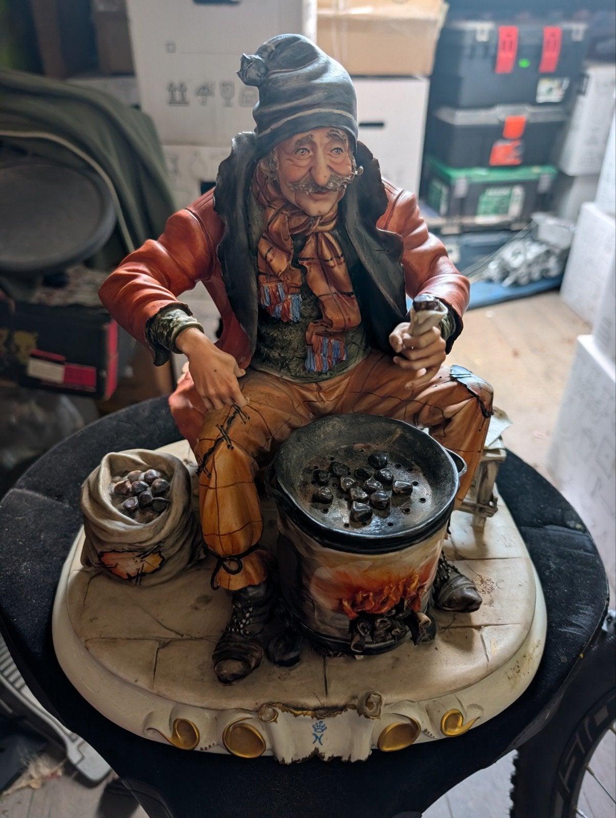 Vintage beeldje van man met kolenfornuis - Handgeschilderd, Ophalen