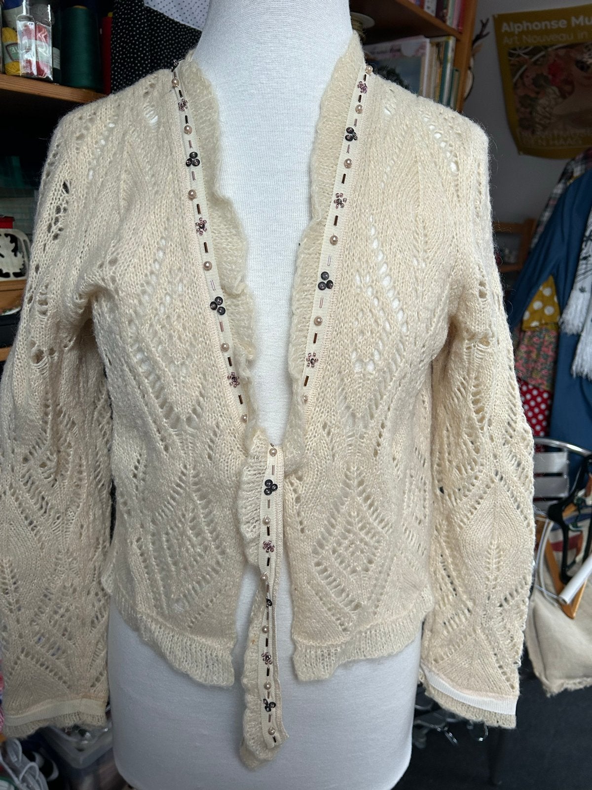 Crème romantisch ajour vestje met glittersteentjes, Kleding | Dames, Ophalen of Verzenden, Zo goed als nieuw, Maat 42/44 (L), Beige