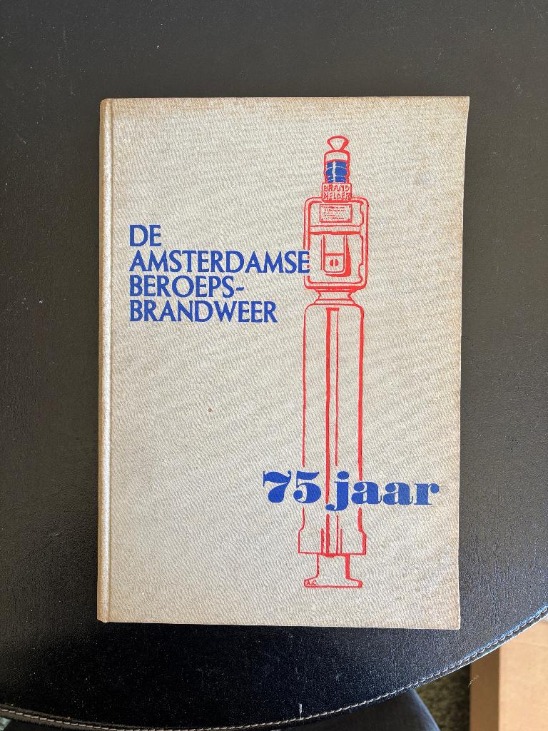 Gedenkboek - De Amsterdamse beroepsbrandweer 70 jaar, Boeken, Ophalen of Verzenden, 20e eeuw of later, Gelezen