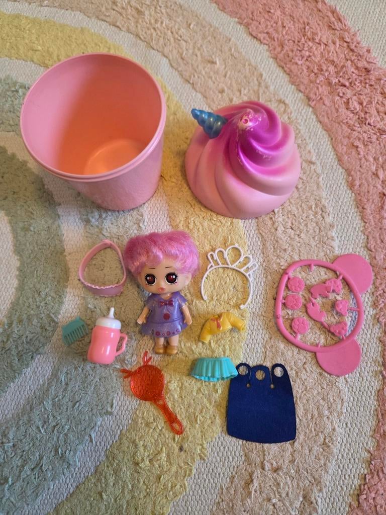 Surprise poppetje met accessoires,  in Cupcake verpakking, Ophalen of Verzenden, Gebruikt, Overige typen