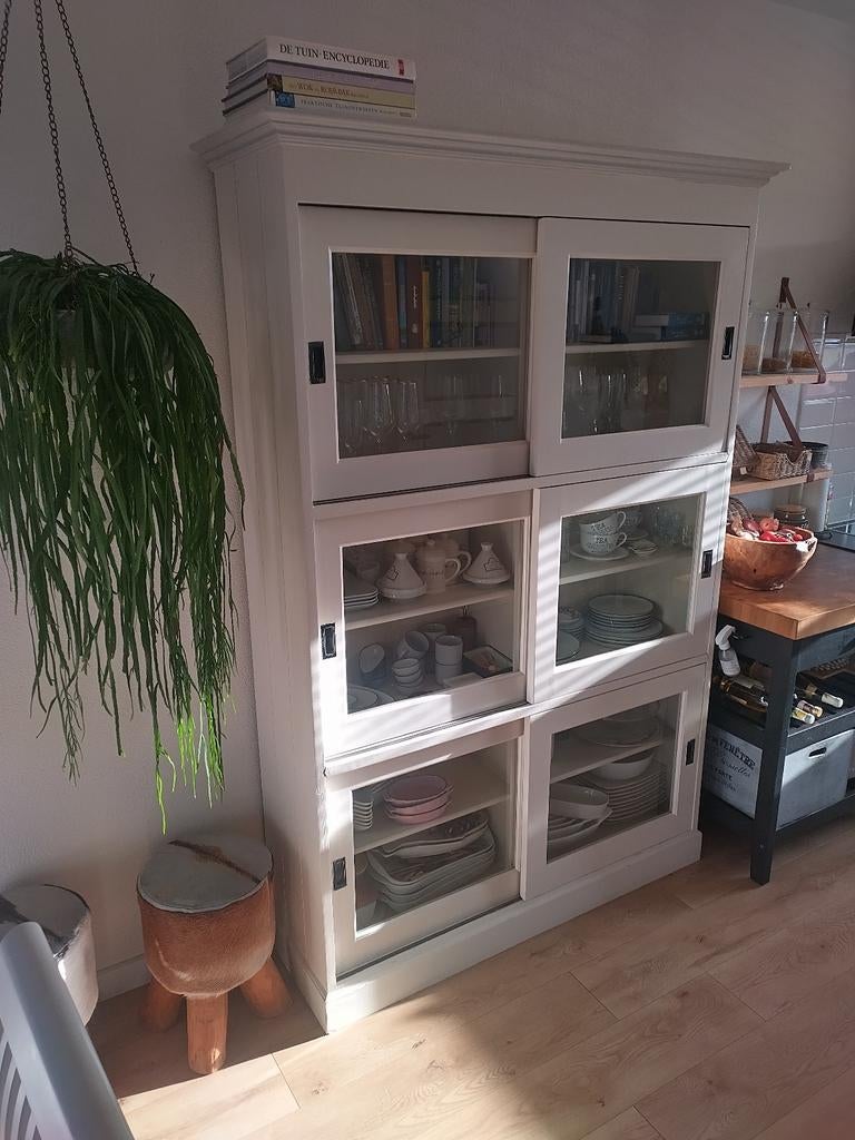 Witte vitrinekast met glazen schuifdeuren, 100 tot 150 cm, Glas, Ophalen of Verzenden, Landelijk, Modern
