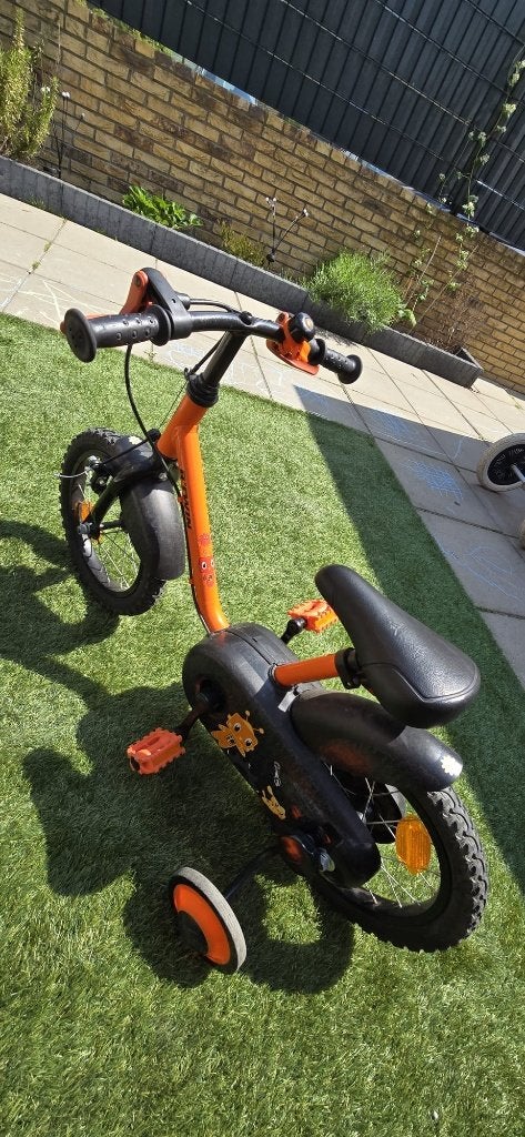 Stoere oranje B'Twin 14" kinderfiets (met zijwieltjes), Ophalen, Zijwieltjes, Gebruikt, Velgrem