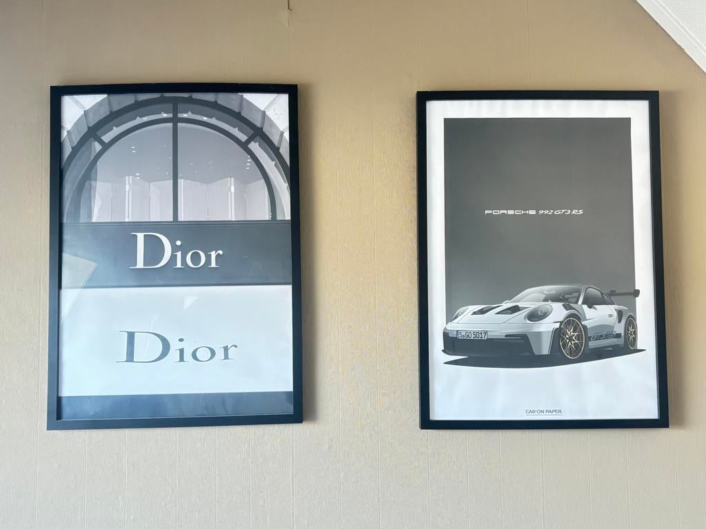 Ingelijste posters: Dior en Porsche 992 GT3 RS, Ophalen of Verzenden, Zo goed als nieuw, Foto of Poster, 75 cm of meer