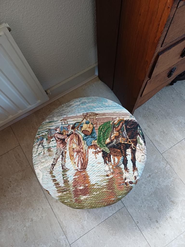 Poef met diverse borduurwerken ,, Zee,, rond/losse deksel, Minder dan 50 cm, Rond, Nieuw, Minder dan 50 cm