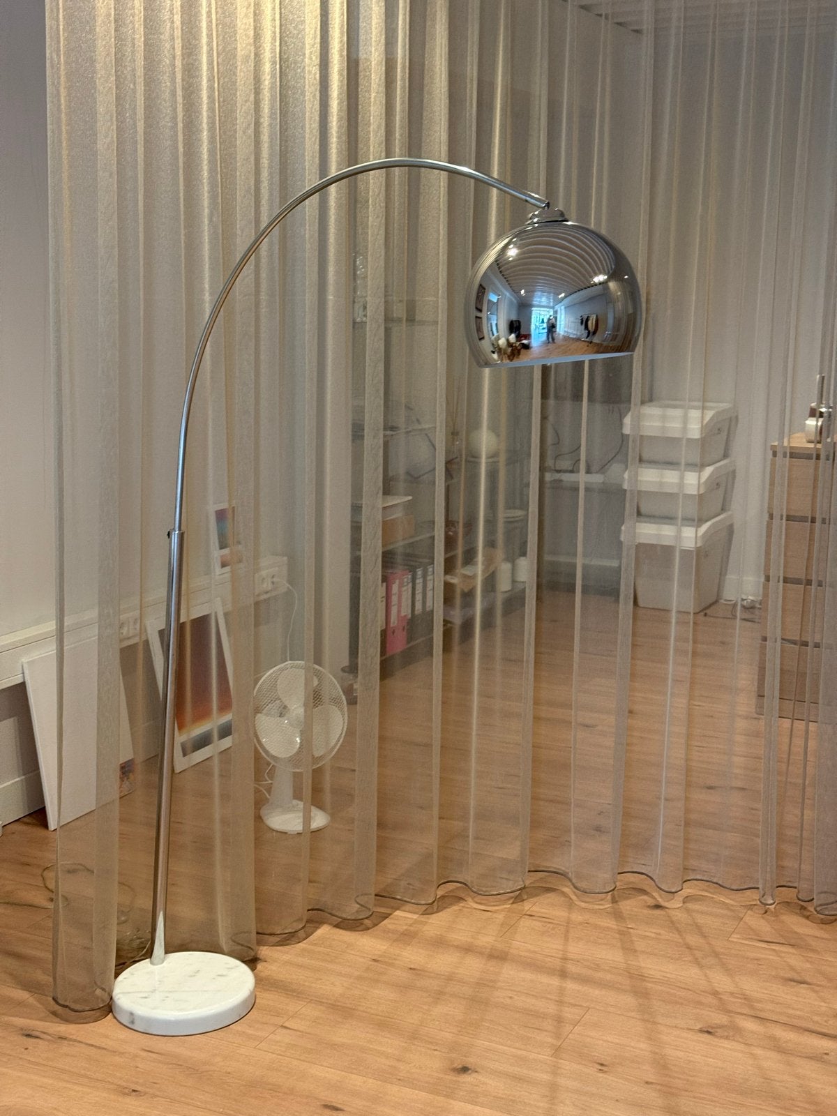 Moderne booglamp met marmeren voet en chromen kap, Ophalen, E27 (groot), Zo goed als nieuw, Metaal