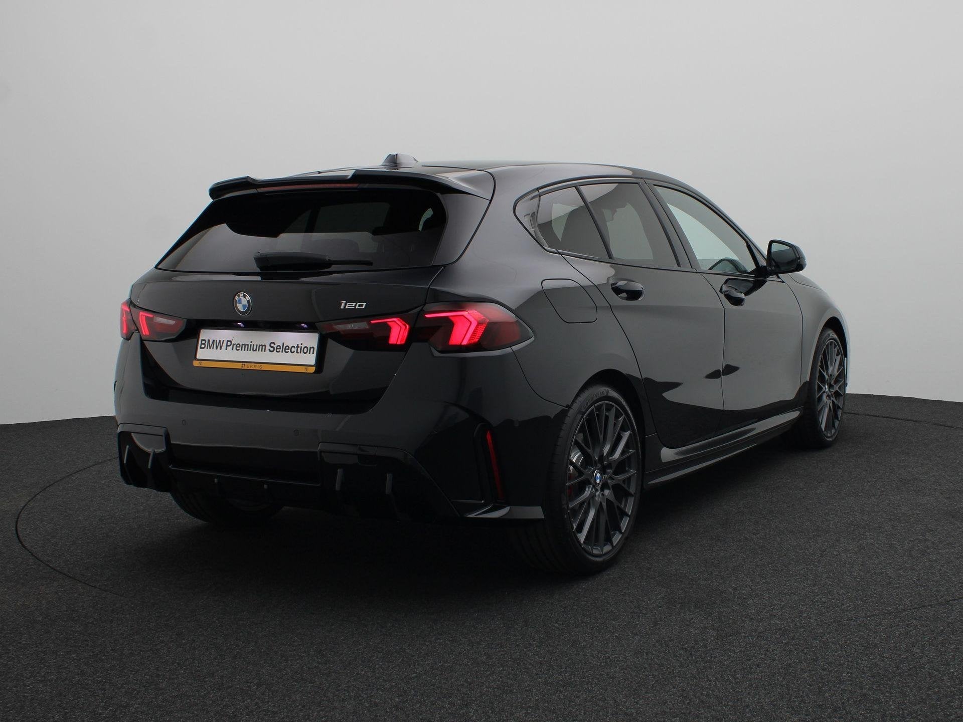 BMW 1 Serie 120 M Sportpakket Pro | Premium Pack | Stuurwiel, Automatische klimaatregeling, Met garantie (alle), Zwart, Bedrijf