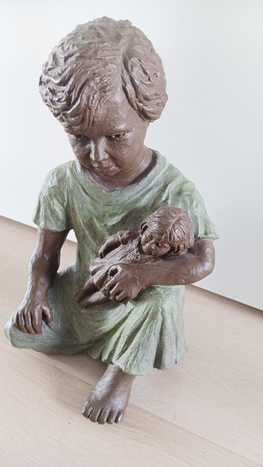 Beeldje van meisje met pop - Geert Kunen, Gemerkt, Ophalen of Verzenden, 20 - 50 cm, Beeld