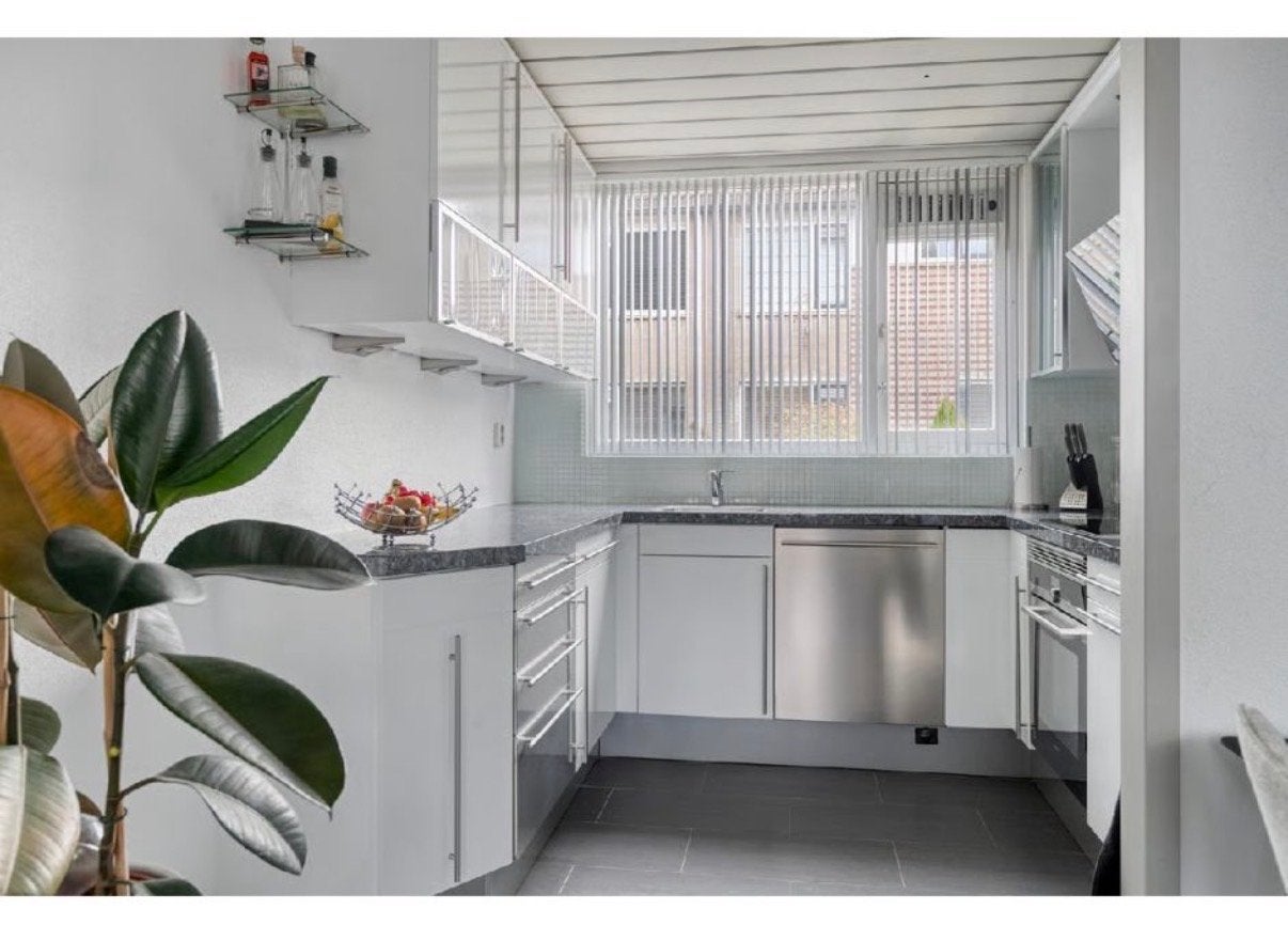 hoekkeuken met granieten blad en inbouwapparatuur, Ophalen, Gebruikt, Wit, Hoekkeuken