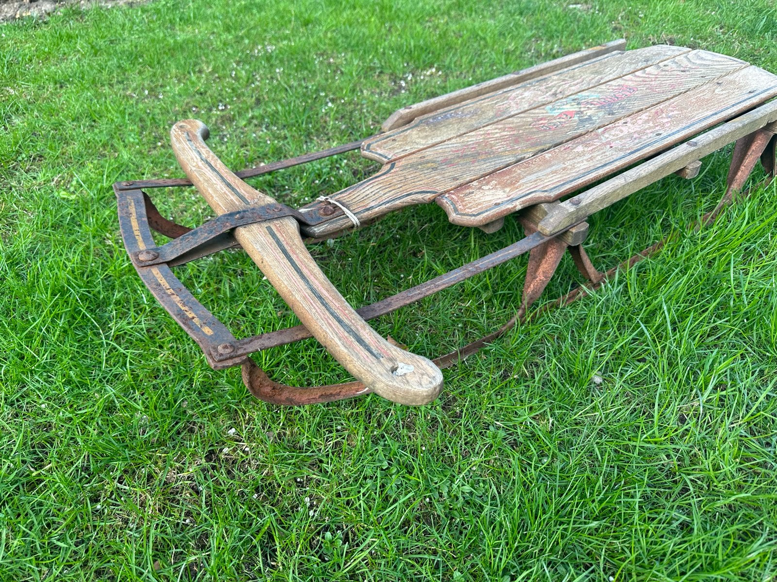 Antieke houten slee met metalen onderstel, Ophalen, Rem, Gebruikt, Hout