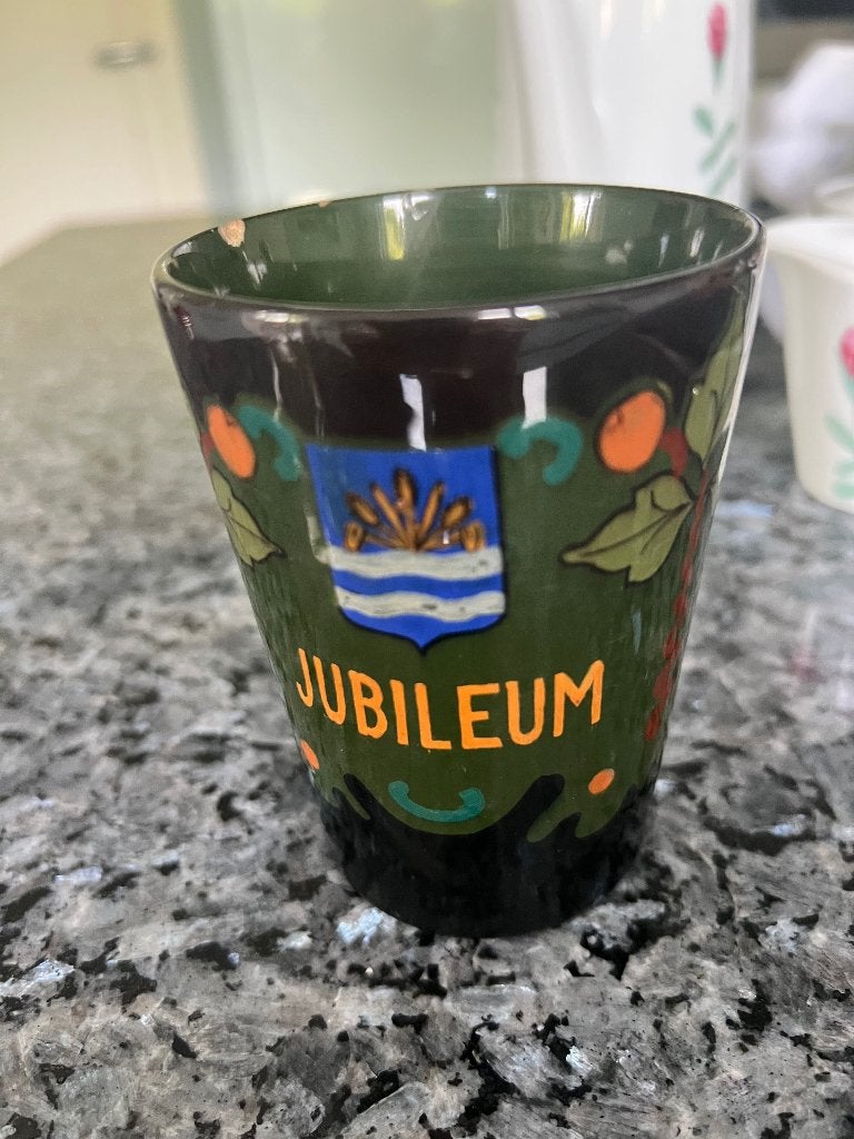 Plateel herinneringsbeker Wilhelmina, Ophalen of Verzenden, Gebruikt, Nederland, Servies