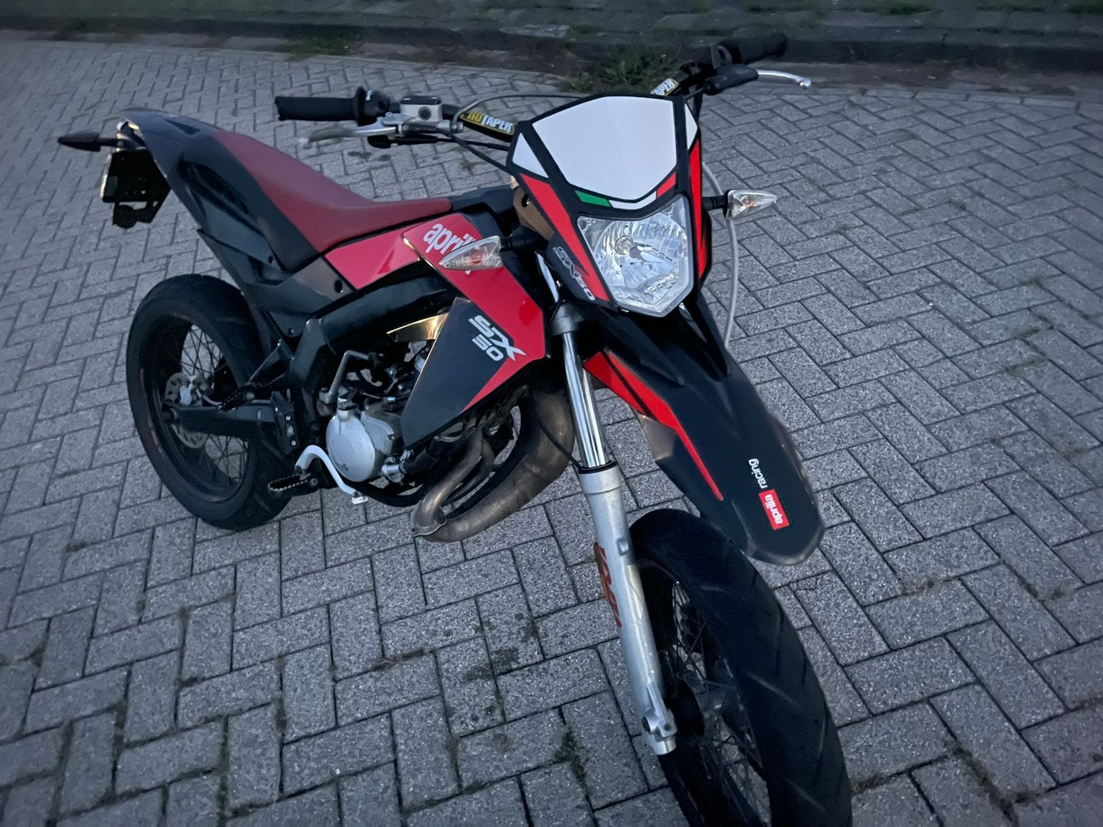 Aprilia SX50, Fietsen en Brommers, Ophalen, Tweetakt, Overige modellen, Zo goed als nieuw