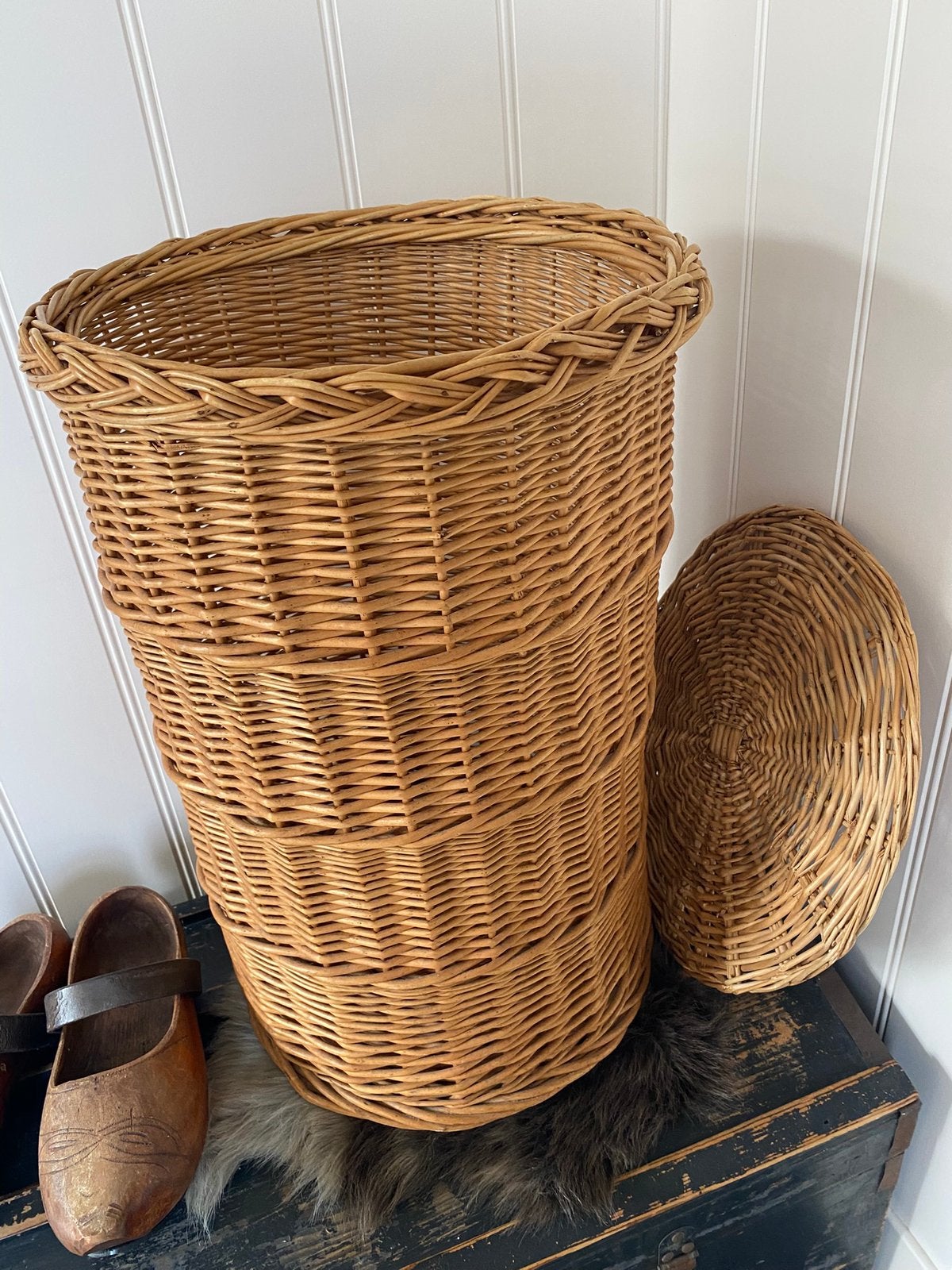 Vintage hoge rieten mand met deksel, Huis en Inrichting, Ophalen, Gebruikt, Met deksel, Mand