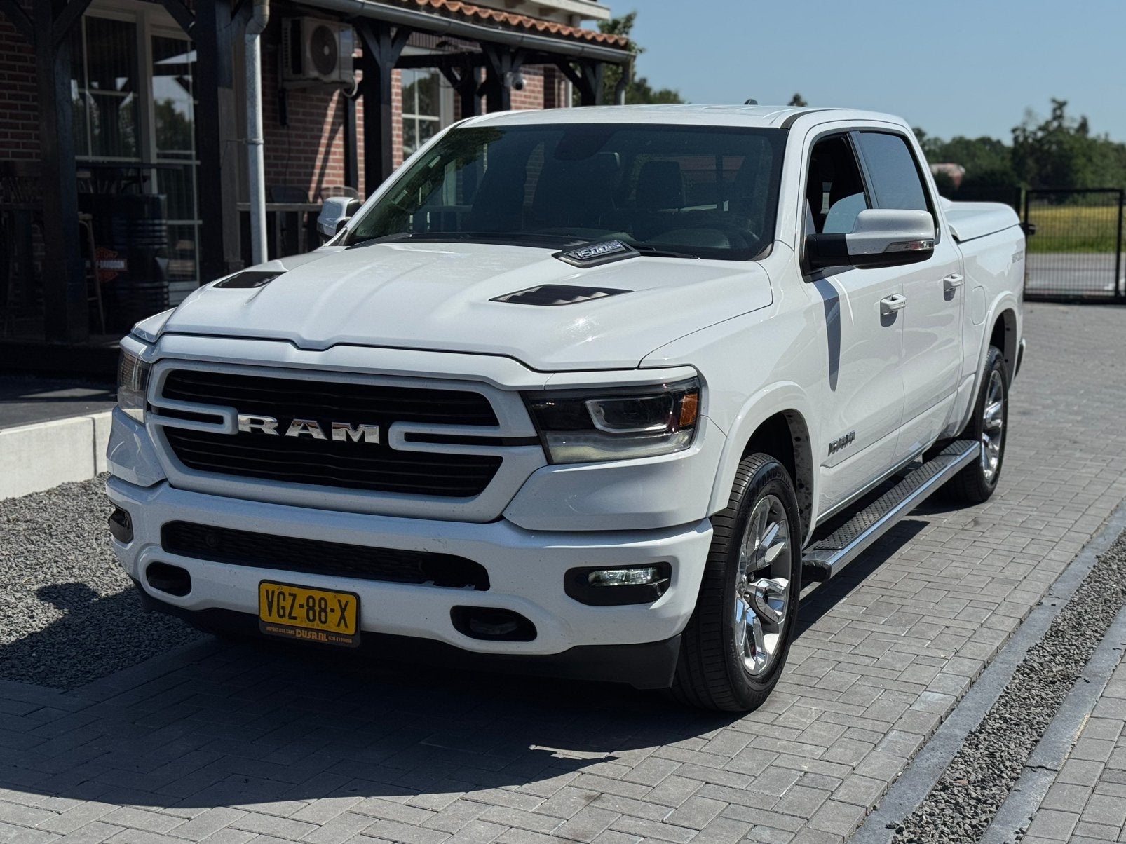 2020 Dodge Ram 1500 Sport GROOT SCHERM / DEALER ONDERHOUDEN, Auto's, Bestelauto's, 2493 kg, 5654 cc, Wit, Origineel Nederlands