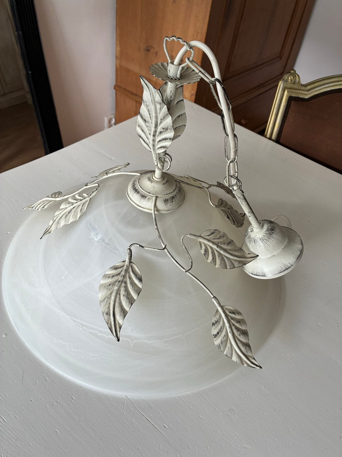 Brocante Plafondlamp met Glazen Kap + Bladdecoratie - Ø 42cm, Huis en Inrichting, Lampen | Plafondlampen, Ophalen, Gebruikt, Antiek