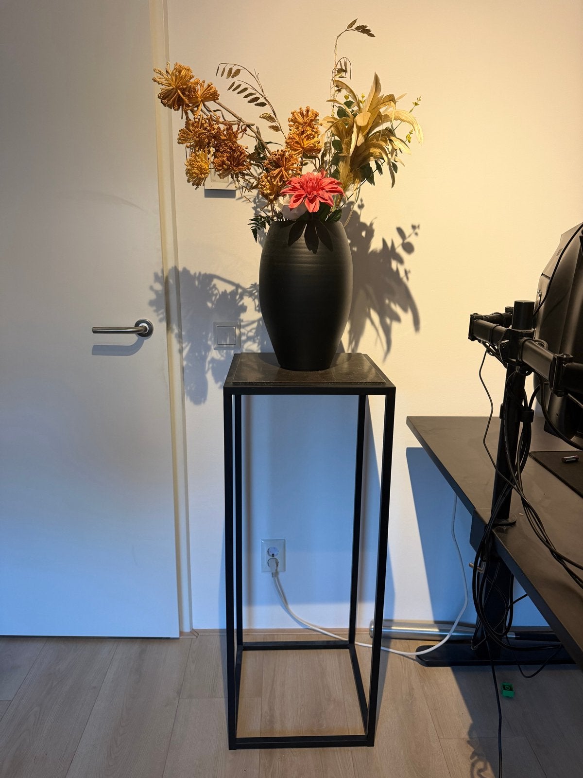 Zwart metalen bijzettafel met tegelblad, Huis en Inrichting, Tafels | Bijzettafels, Ophalen, Minder dan 55 cm, Gebruikt, Metaal of Aluminium