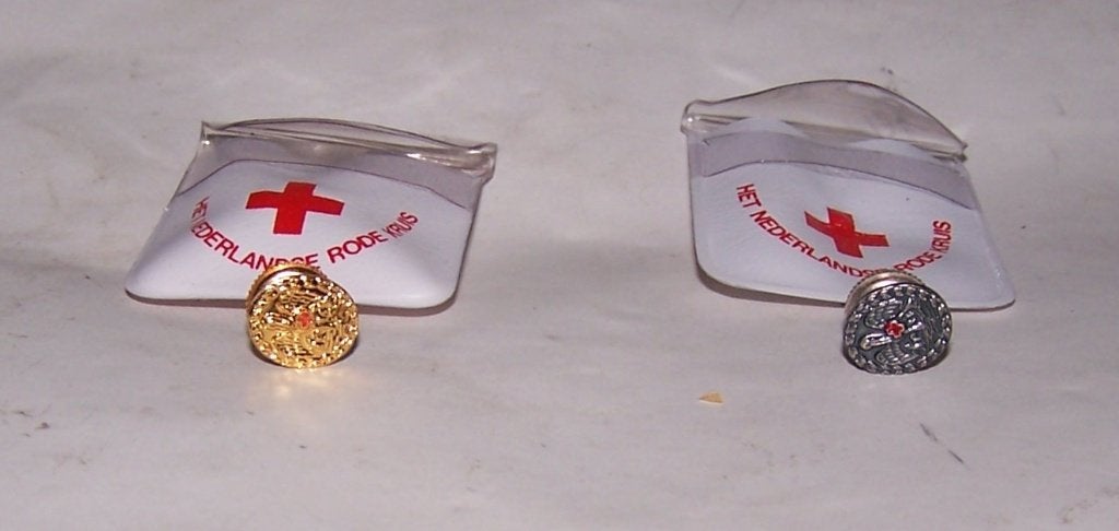 Rode Kruis buttons - Goudkleurig en Zilverkleurig. Nwst., Ophalen of Verzenden, Zo goed als nieuw, Overige onderwerpen, Button