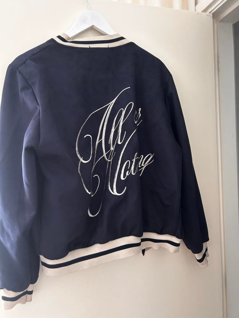 Stijlvolle donkerblauwe bomberjack met borduursel, Ophalen of Verzenden, Nieuw, Maat 46/48 (XL) of groter, Blauw