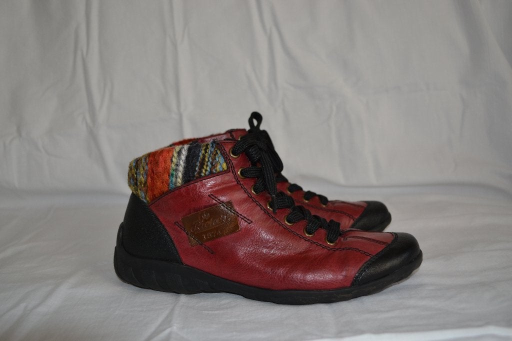 Mooie Rieker enkellaarsjes in maat 40., Kleding | Dames, Lage of Enkellaarzen, Ophalen of Verzenden, Gedragen, Rood