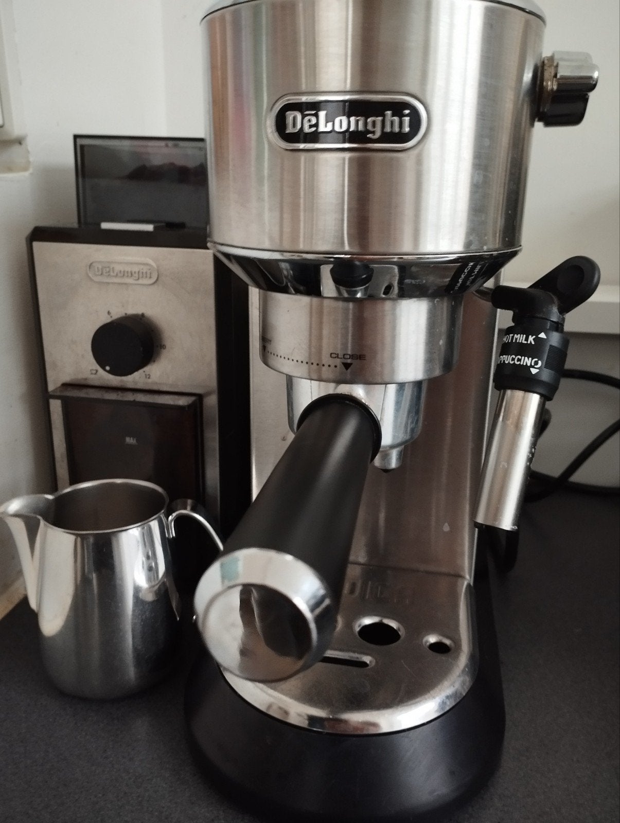 De'Longhi Dedica espressomachine met Delonghi koffiemolen, Espresso apparaat, Zo goed als nieuw, 2 tot 4 kopjes, Gemalen koffie