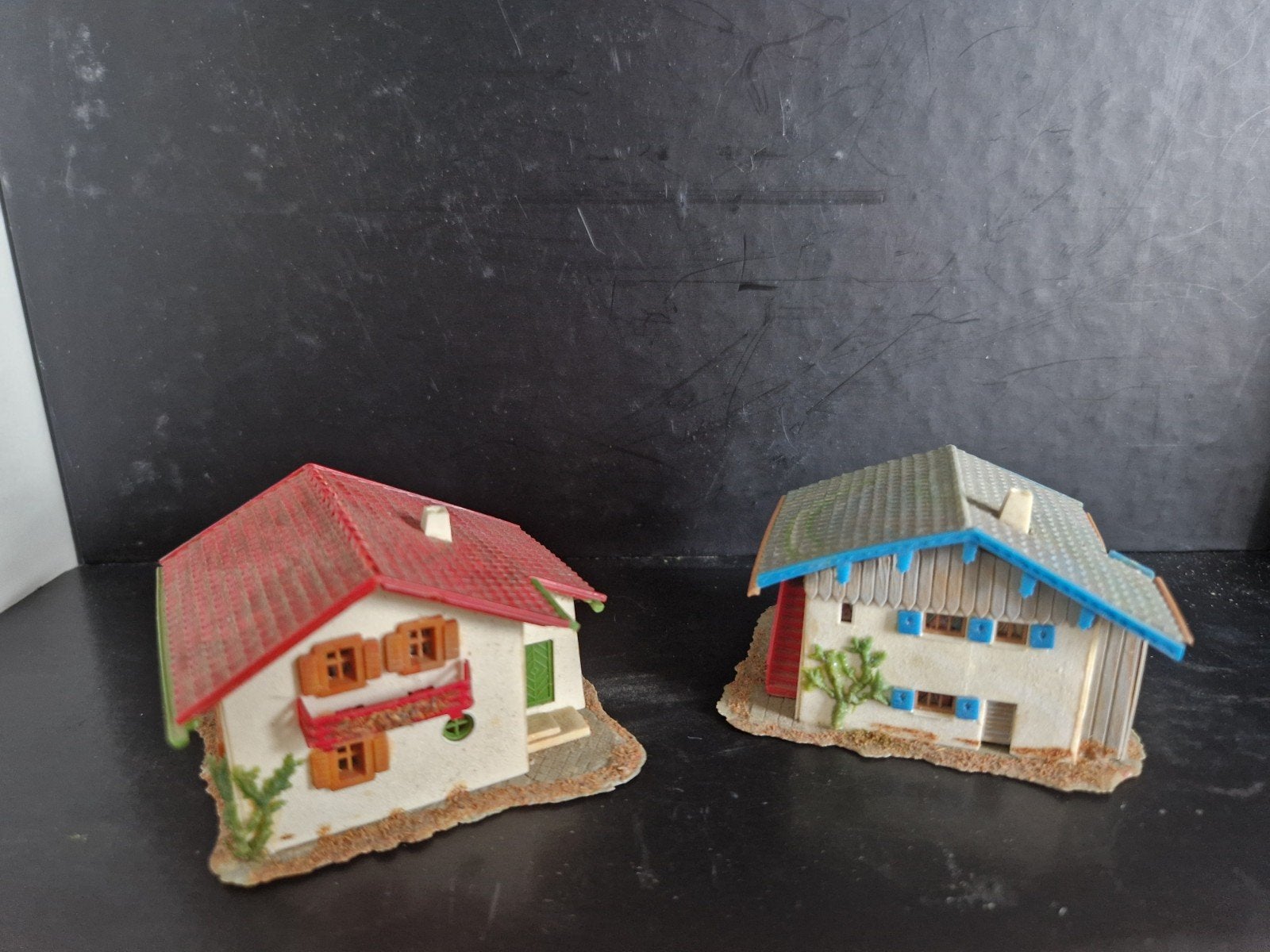 Set van 2 miniatuur huisjes - decoratie, Hobby en Vrije tijd, Modeltreinen | N-Spoor, Gebruikt, Gelijkstroom of Wisselstroom, Brug, Tunnel of Gebouw