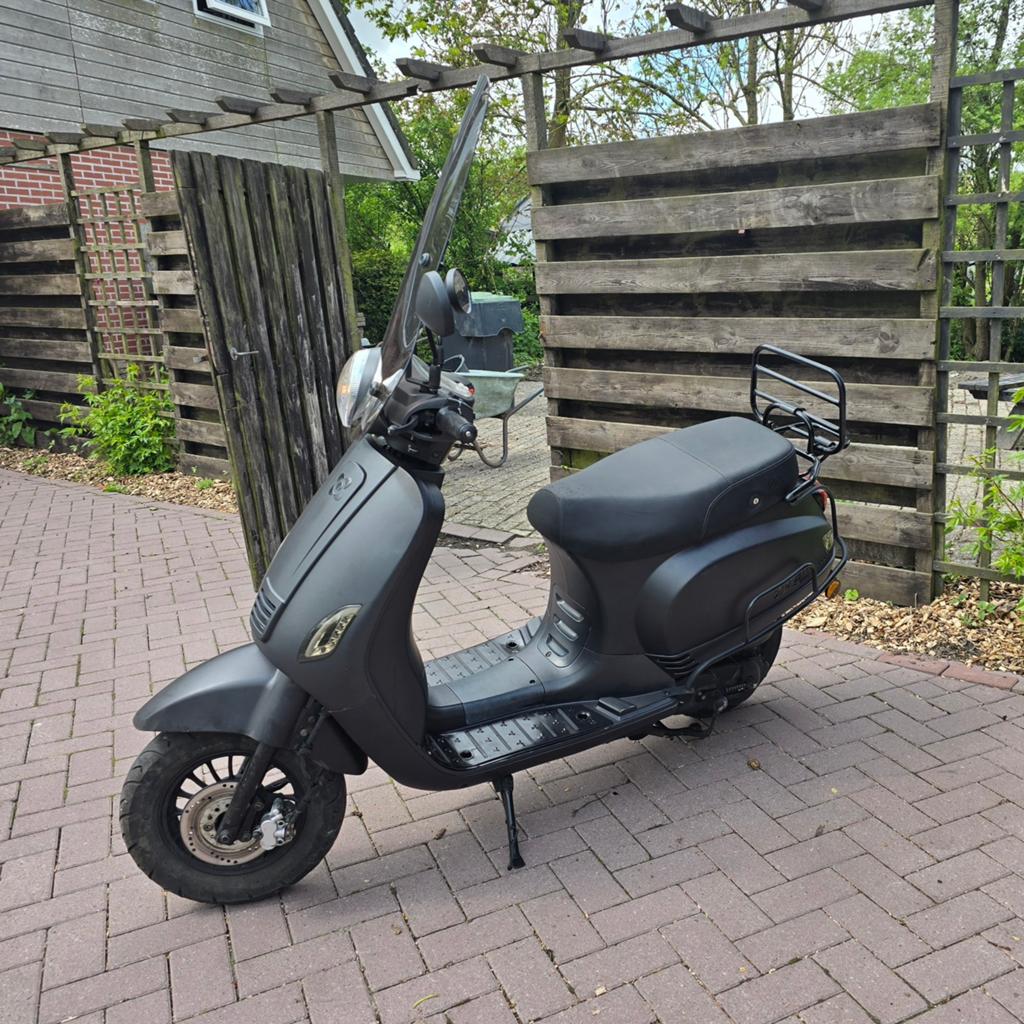 Agm vx50 | Vespa look| mat zwart, Ophalen, Zo goed als nieuw, Benzine, Overige merken