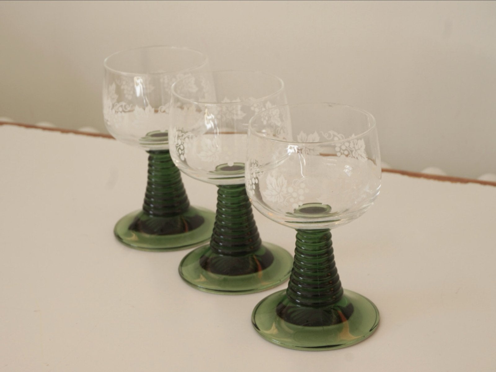 Set van 3 Wijnglazen met Groene Voet en Druivenmotief, Antiek en Kunst, Ophalen of Verzenden