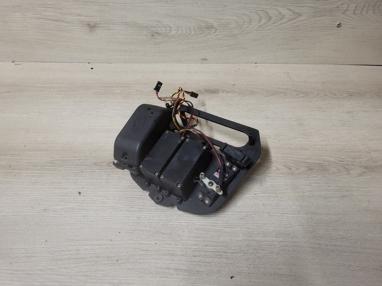 Fg servobox, Hobby en Vrije tijd, Modelbouw | Radiografisch | Auto's, Benzine, Ophalen of Verzenden, Zo goed als nieuw, Onderdeel