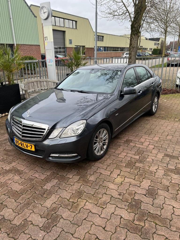 Mercedes-Benz E-Klasse 2.2 CDI E200 Sedan AUT 2011 Grijs, Auto's, Mercedes-Benz, Automaat, Euro 5, 4 cilinders, Diesel