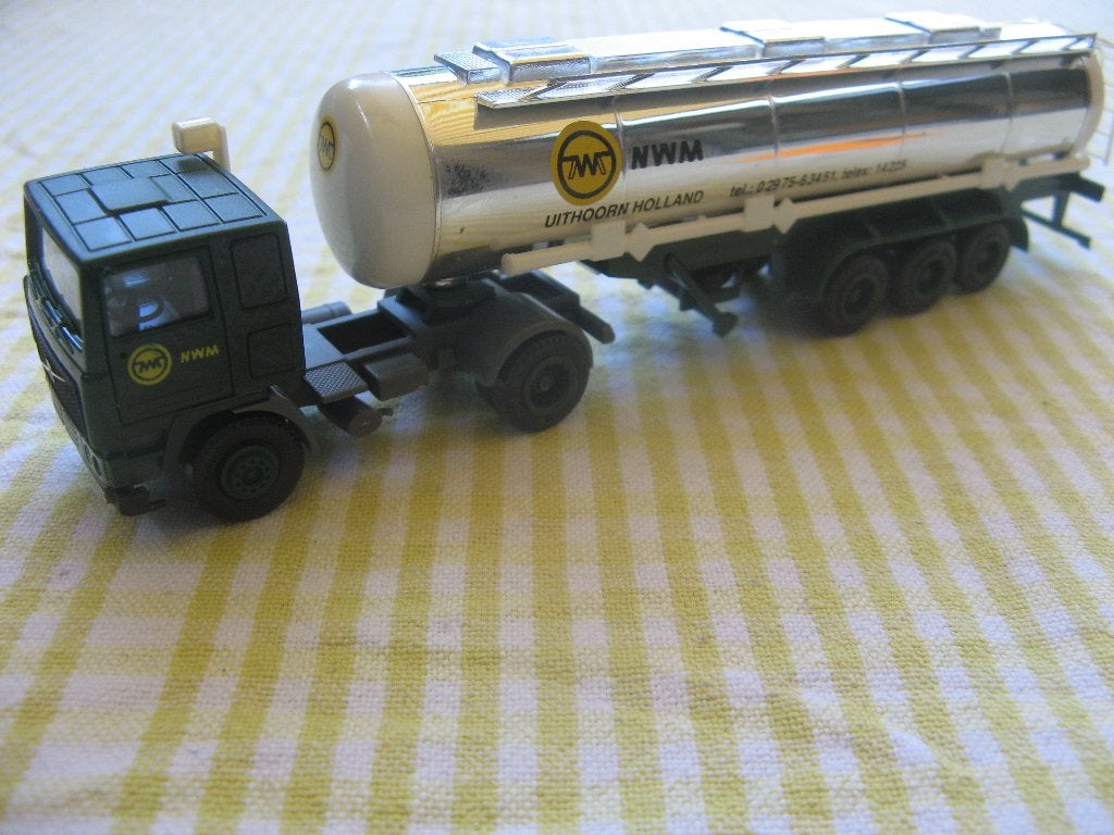 Herpa 801 202: VOLVO truck met tankoplegger NVM uit Uithoorn, Ophalen of Verzenden, Zo goed als nieuw, Bus of Vrachtwagen, Herpa