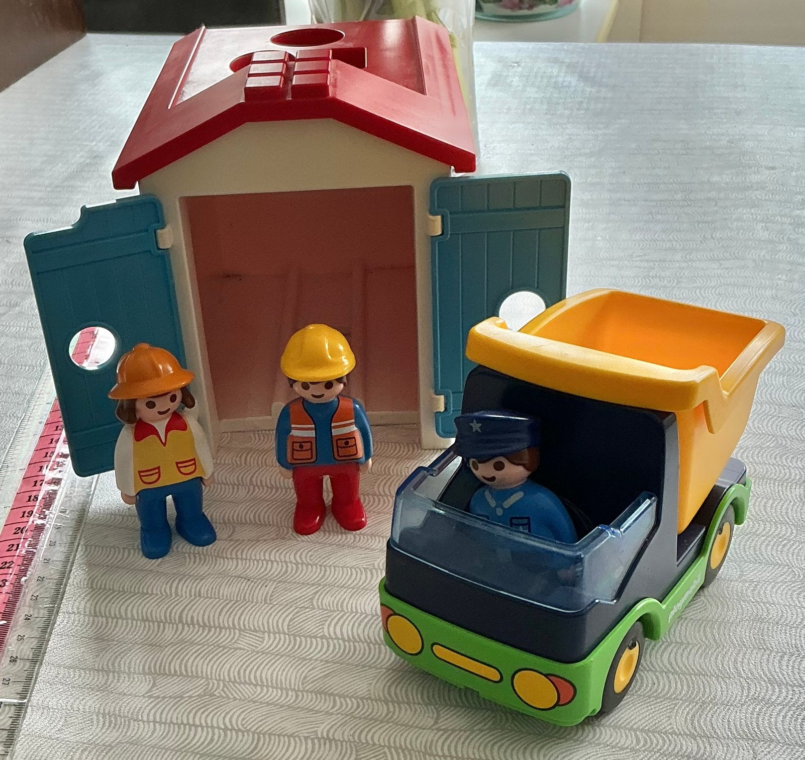 Speelgoed auto en garage en 3 poppetjes nw, Ophalen of Verzenden, Zo goed als nieuw