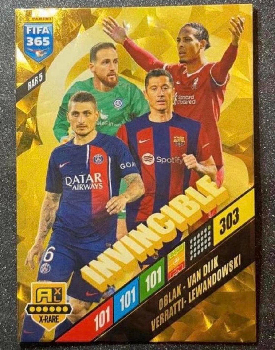 Panini Fifa365 2024  X-RARE INVINCIBLE  VAN DIJK LEWANDOWSKI, Hobby en Vrije tijd, Stickers en Plaatjes, Verzenden, Zo goed als nieuw