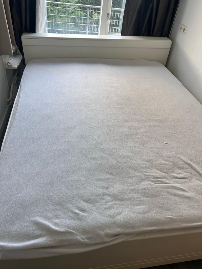 Bed 140x200 cm wit met hoofdbord en matras, Huis en Inrichting, Gebruikt, Wit, Twijfelaar, 200 cm