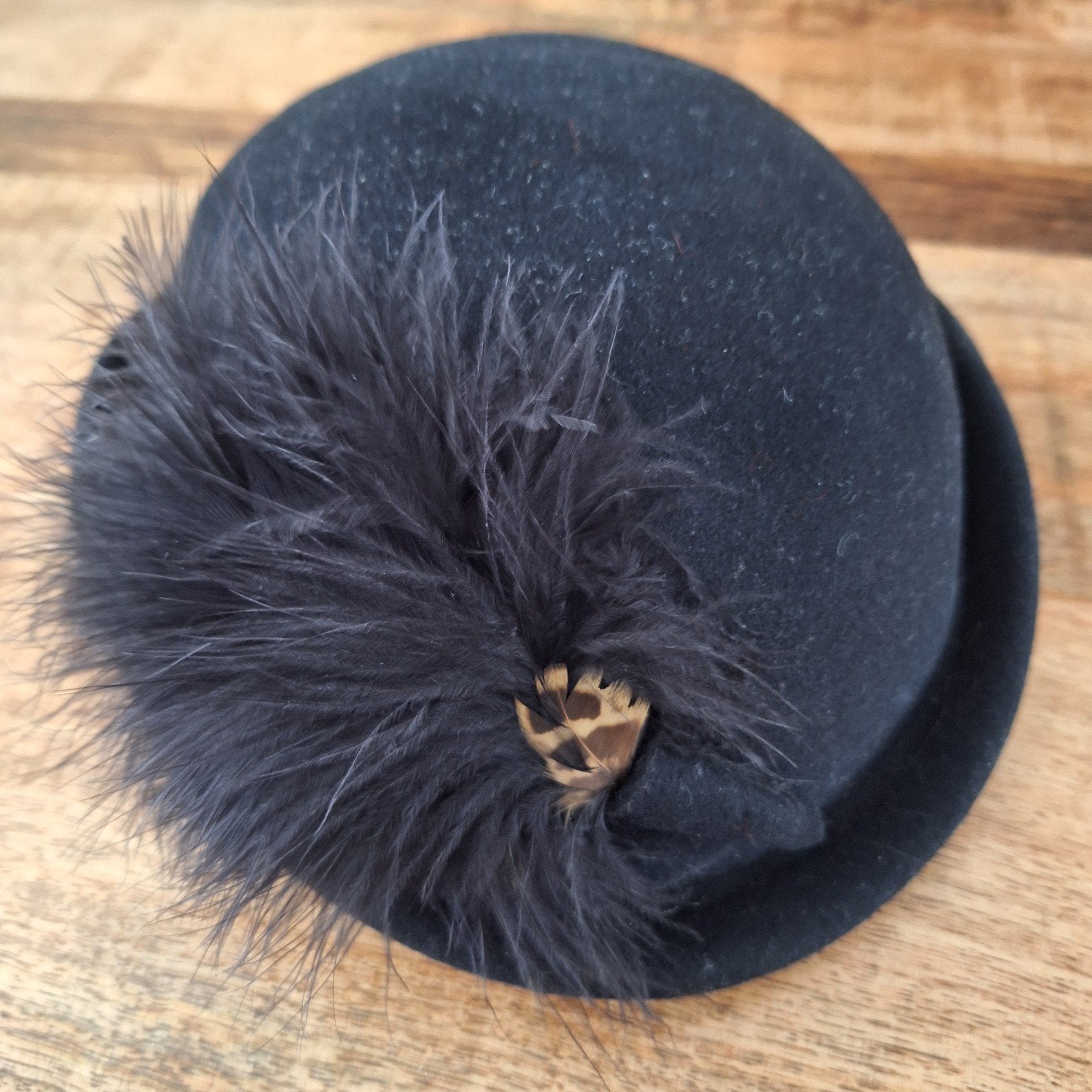 Vintage Pauline Bermona wollen hoed met veren, Kleding | Dames, Hoed, Zo goed als nieuw, Pauline for Bermona, One size fits all