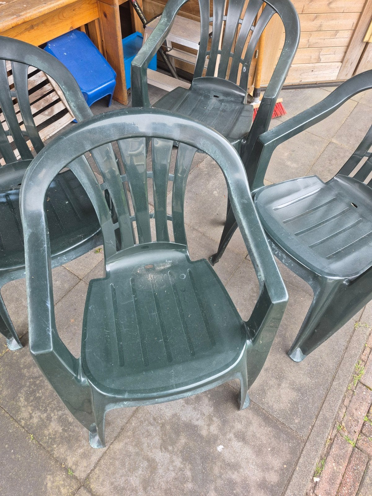GRATIS setvan 4 donkergroene tuinstoelen van kunststof, Tuin en Terras, Tuinstoelen, Gebruikt, Kunststof, Stapelbaar, Ophalen