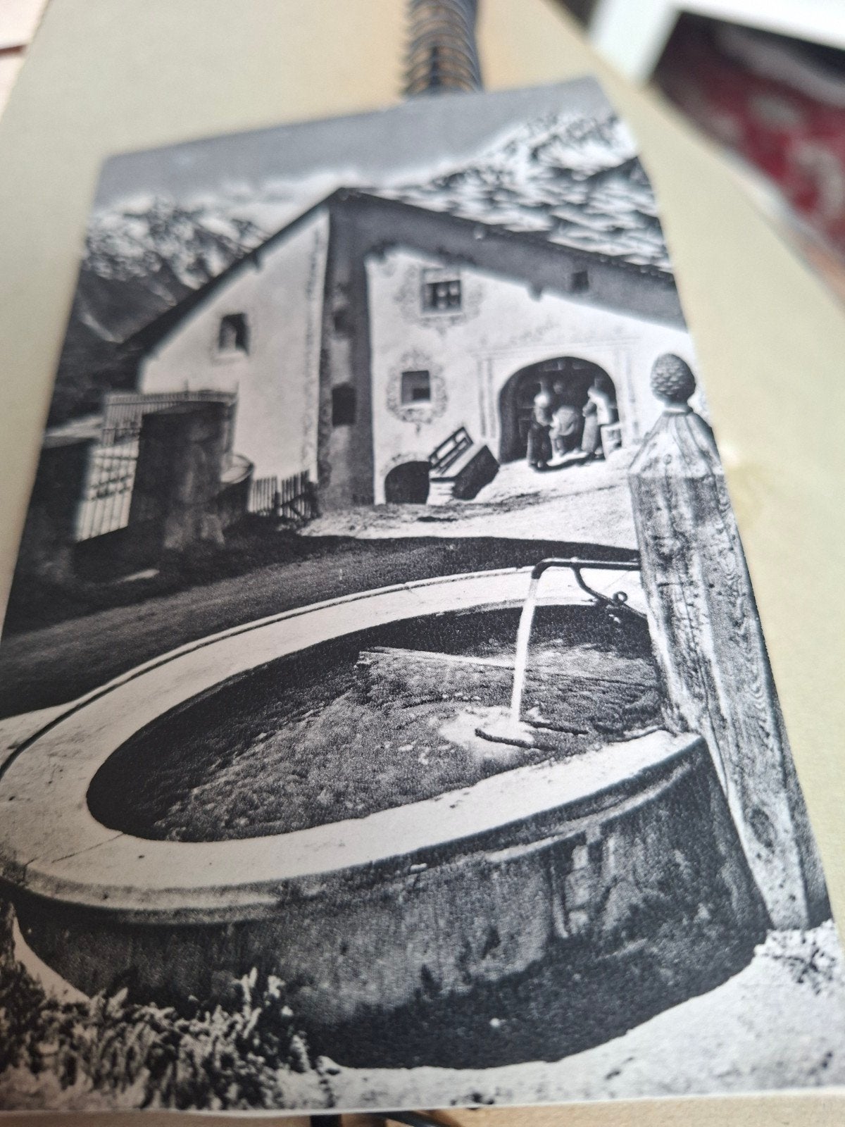 Oude zwart-wit foto van een waterput bij een boerderij, Verzamelen, Ophalen, Voor 1920, Gelopen, Stad of Dorp