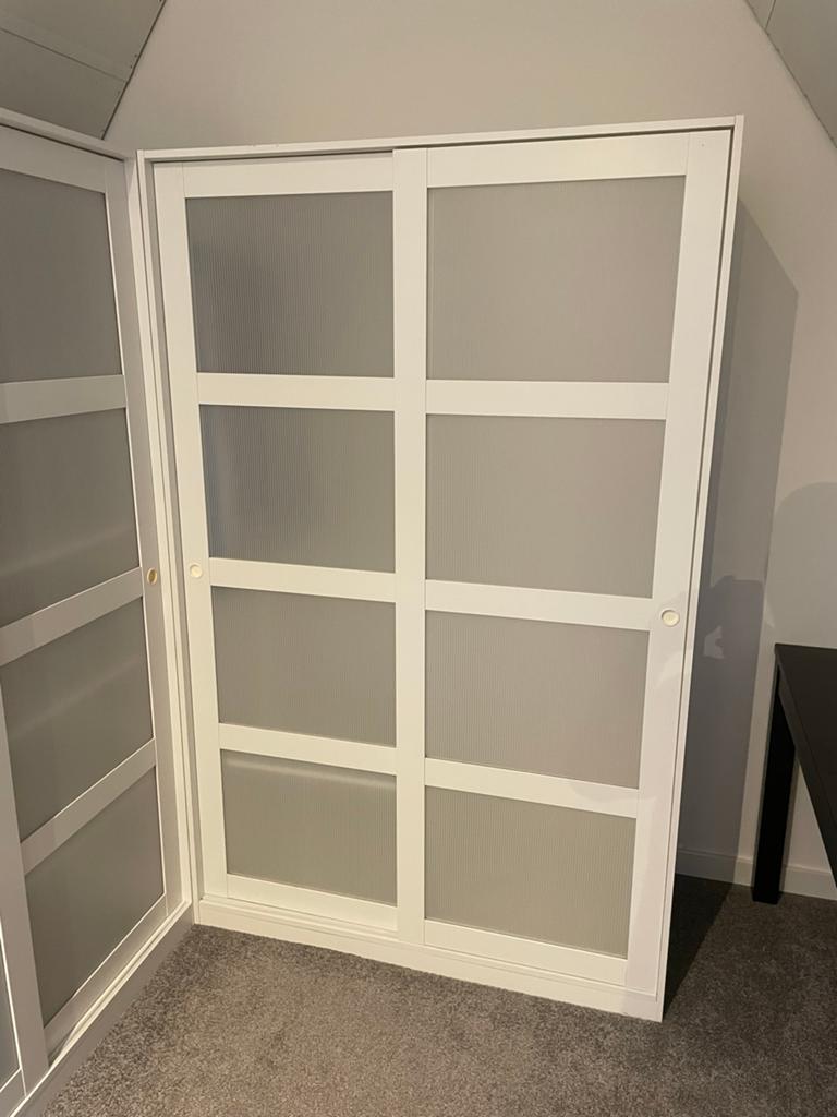 Witte kledingkast met schuifdeuren en planken, Huis en Inrichting, Ophalen, Met plank(en), Gebruikt, 100 tot 150 cm