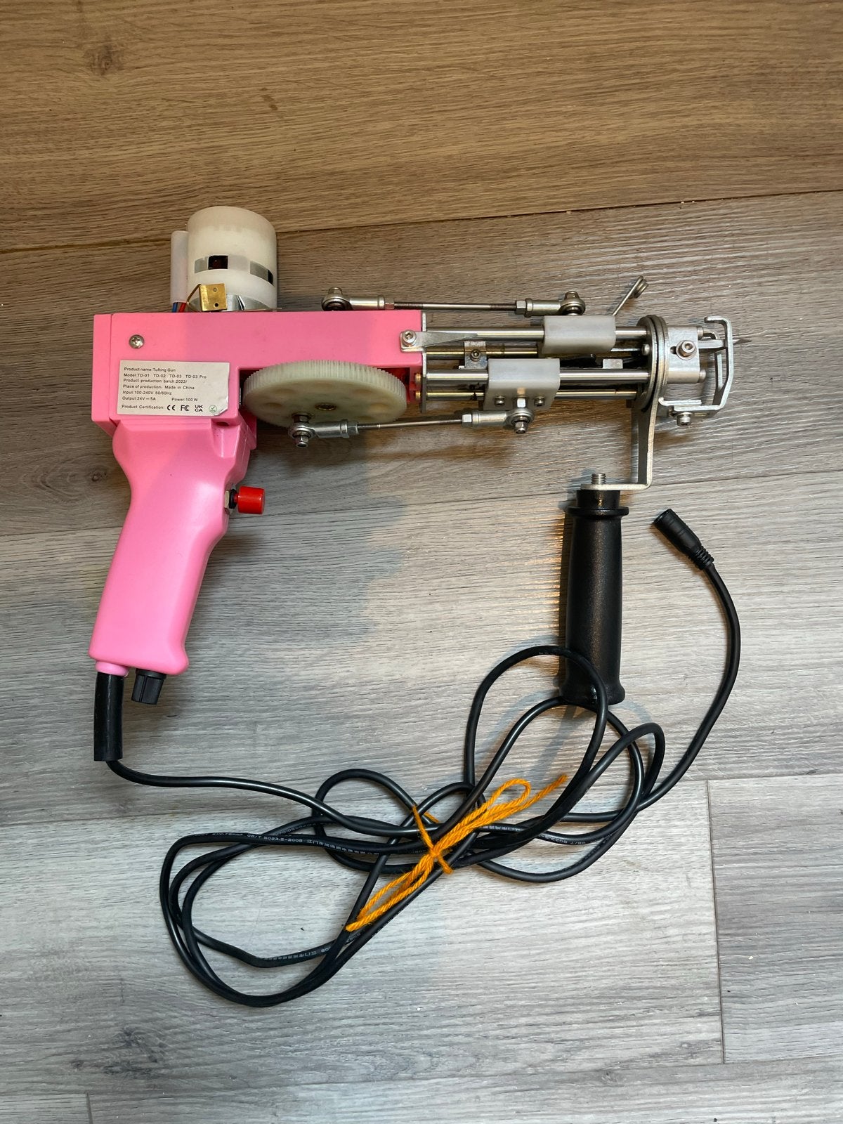 Tufting Gun (roze) met adapter en stroomkabel, Roze, Overige thema's, Zo goed als nieuw, Machine