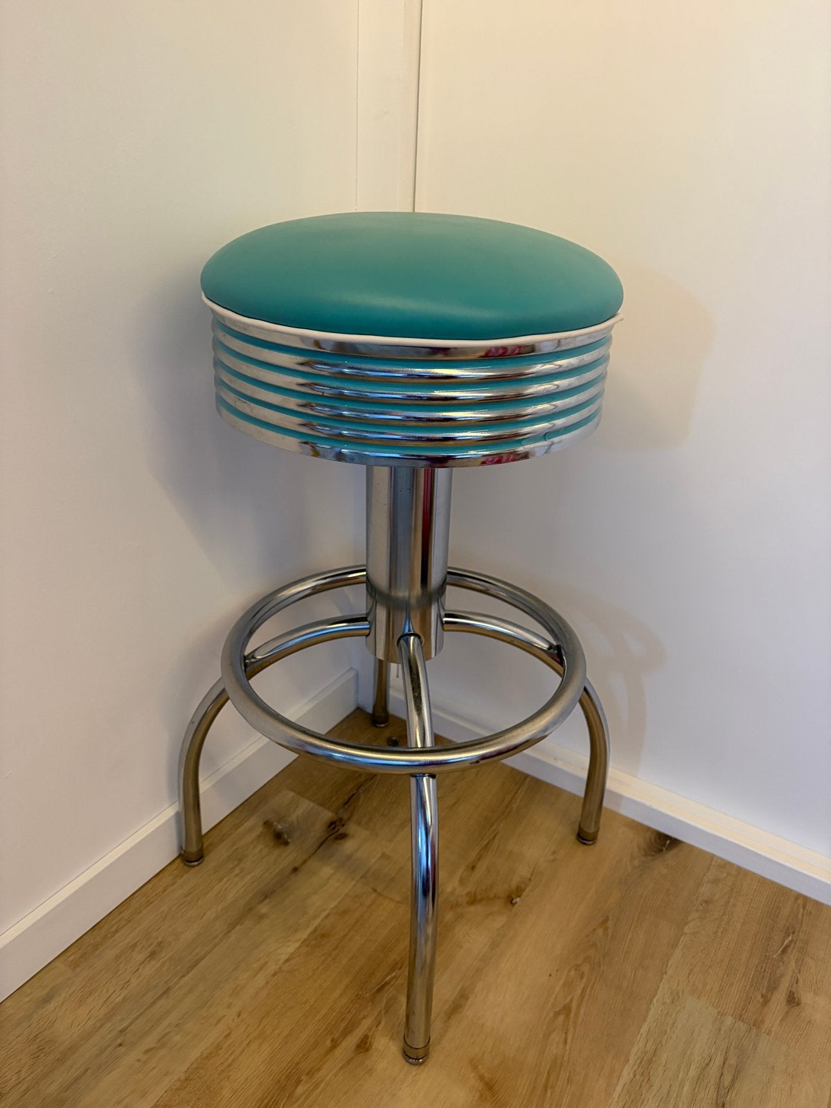 Retro barkruk in lichtblauw en chroom, Huis en Inrichting, Ophalen, Draaibaar, Gebruikt, 60 tot 90 cm
