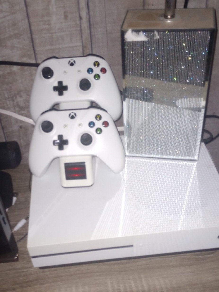 Xbox One S met 2 controllers en oplaadstation, Met 2 controllers, Xbox One S, Ophalen of Verzenden, 500 GB