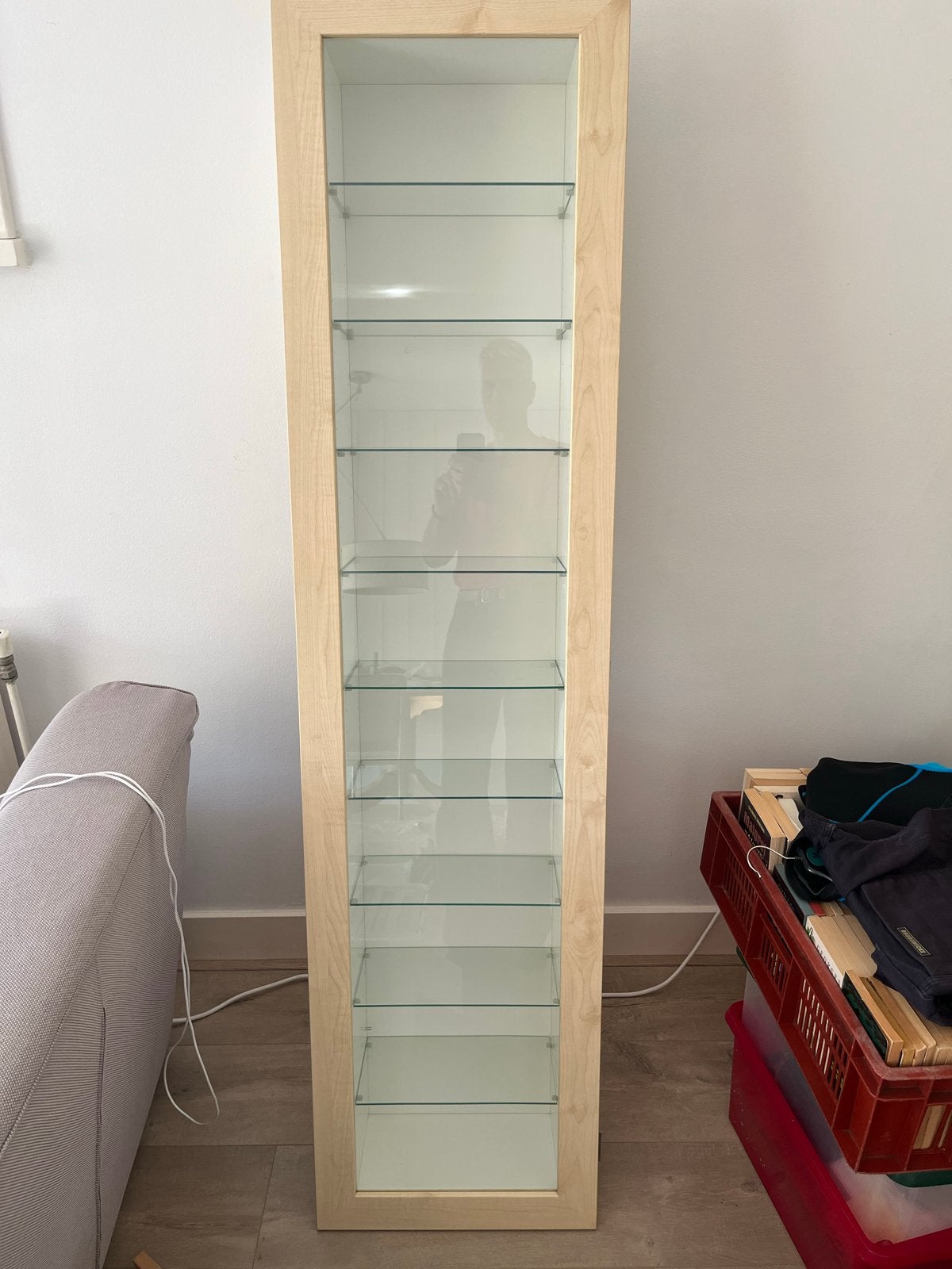 Hoge vitrinekast met glazen planken, Huis en Inrichting, Ophalen, Met plank(en), Gebruikt, 200 cm of meer
