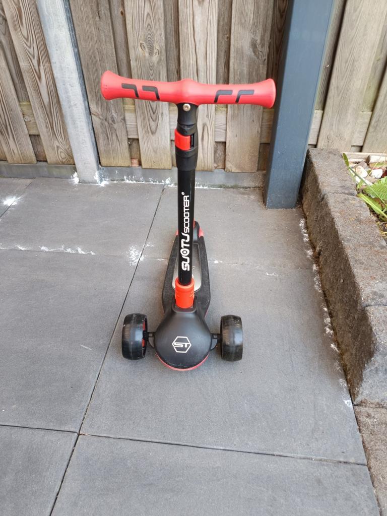 Stoere rode kinderstep met 3 wielen met licht, Fietsen en Brommers, Steps, Gebruikt, Gewone step, Ophalen of Verzenden