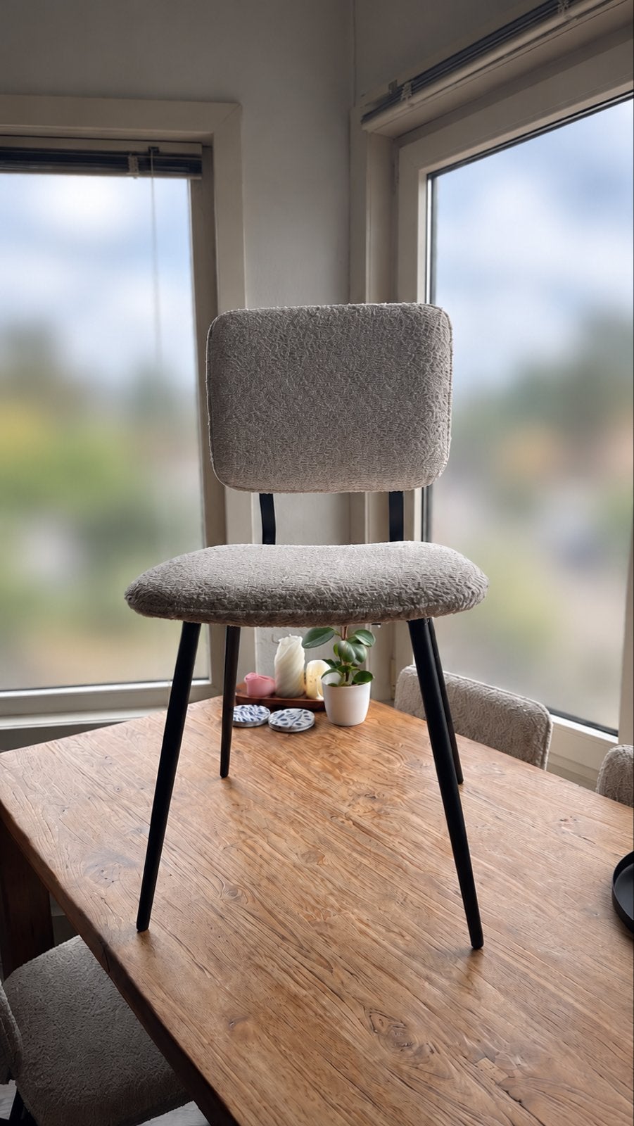 2 moderne (eetkamer )stoelen stof wit/creme teddystof, Huis en Inrichting, Ophalen, Twee, Wit, Zo goed als nieuw