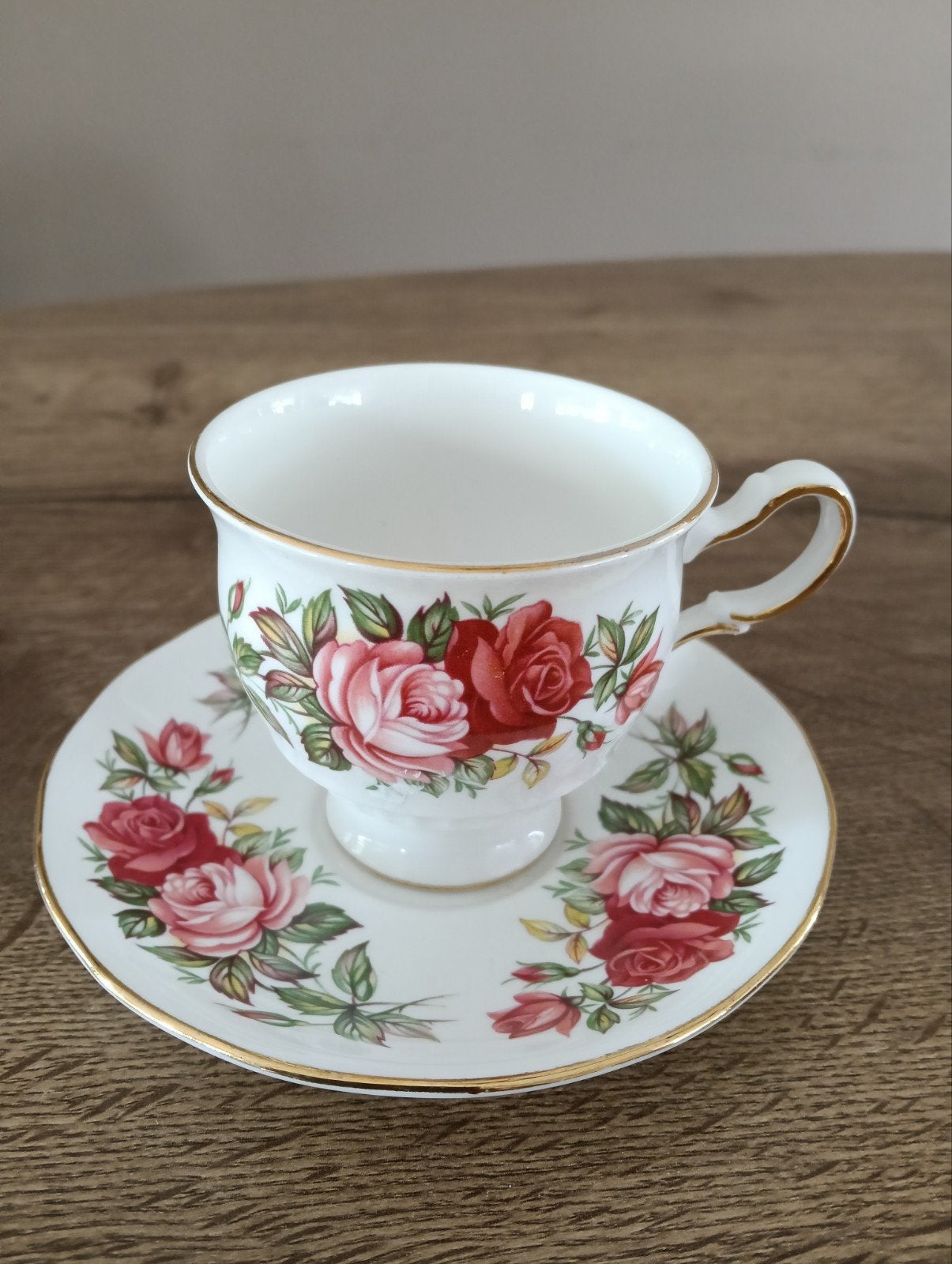 Queen Anne. Kopje en schoteltje. Rozen motief, Verzamelen, Ophalen of Verzenden, Gebruikt, Porselein, Kop en/of schotel